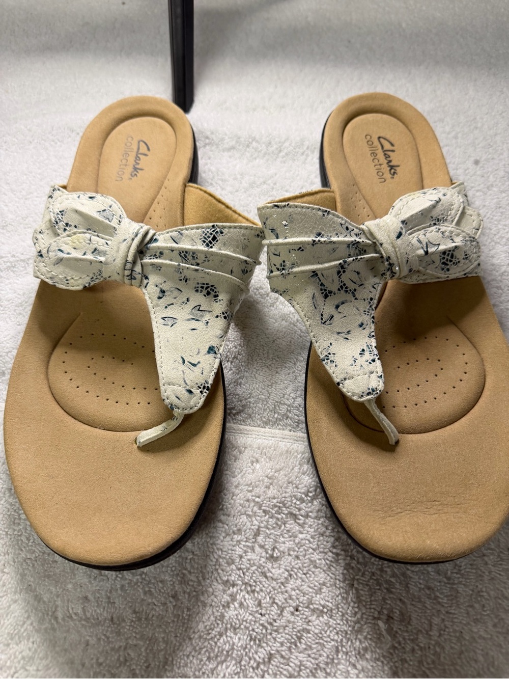 Clarks collection size 11 White & cream snake print Bow Thong Sandals
